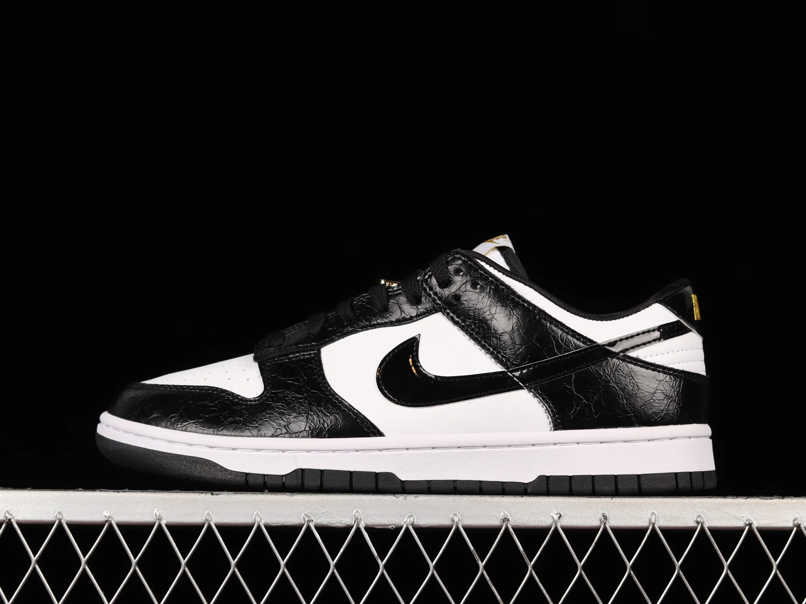 All categories Nk SB Dunk series Nk SB Dunk Low low-top sneakers J version Nk Dunk SB Low black and white patent leather panda SB smashed backboard fashion casual sneakers DR9511-100